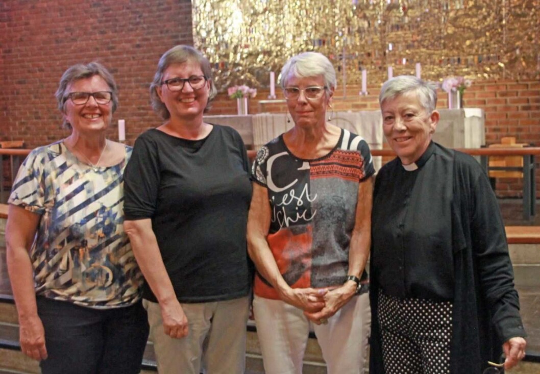 En kampvillig menighet som var glade for godt fremmøte og god støtte (fra v.) Kari Jordheim – nestleder i menighetsrådet, Eli Djupvik – daglig leder, Unn-Line Midttun – leder av menighetsrådet og Signe Fyhn – sokneprest. Foto: Hans M. Borge En kampvillig menighet som var glade for godt fremmøte og god støtte (fra v.) Kari Jordheim – nestleder i menighetsrådet, Eli Djupvik – daglig leder, Unn-Line Midttun – leder av menighetsrådet og Signe Fyhn – sokneprest. Foto: Hans M. Borge