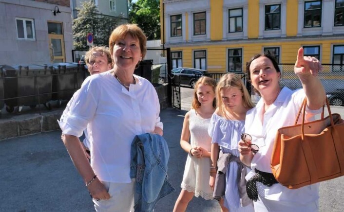 BU-leder Anne Christine Kropelien og elevrådsrepresentantene Filippa Martinsen Rognen og Mille Scharning Lund peker ut detaljer i skolegården for ordfører Marianne Borgen. Foto: Christian Boger BU-leder Anne Christine Kropelien og elevrådsrepresentantene Filippa Martinsen Rognen og Mille Scharning Lund peker ut detaljer i skolegården for ordfører Marianne Borgen. Foto: Christian Boger