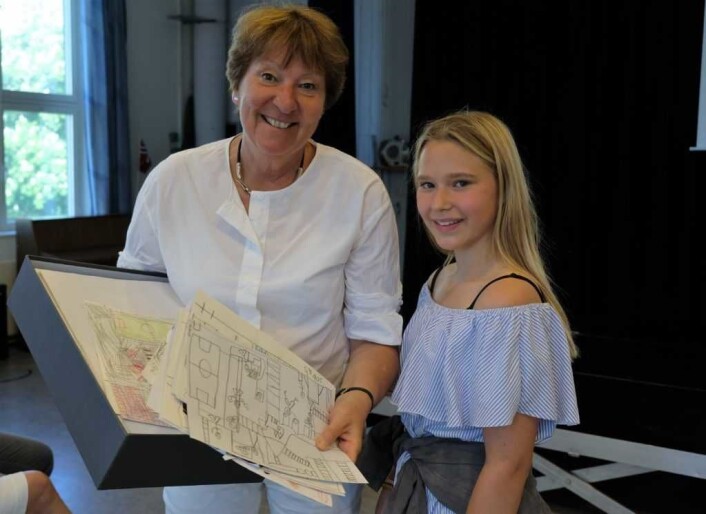 Elevrådsrepresentant Filippa Martinsen Rognen overleverer ordfører Marianne Borgen elevens tegninger av "drømmeskolegården". Foto: Christian Boger Elevrådsrepresentant Filippa Martinsen Rognen overleverer ordfører Marianne Borgen elevens tegninger av "drømmeskolegården". Foto: Christian Boger