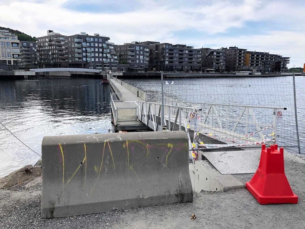 Flytebrua til Sørenga ble stengt av sikkerhetsgrunner søndag ettermiddag. Allerede i lpet av dagen elel ri morgen kan brua igjen være åpen. Foto: Stian Maurveg Flytebrua til Sørenga ble stengt av sikkerhetsgrunner søndag ettermiddag. Allerede i lpet av dagen elel ri morgen kan brua igjen være åpen. Foto: Stian Maurveg