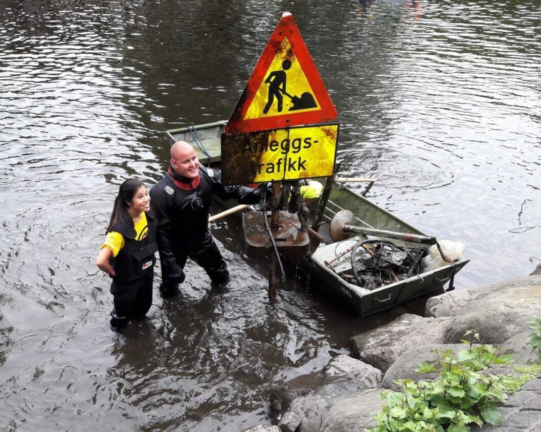 Byråd Lan Maria Berg og dykker Martin Johannessen mener at det ikke var noe i veien med skiltingen under vann. Foto: Anders Høilund Byråd Lan Maria Berg og dykker Martin Johannessen mener at det ikke var noe i veien med skiltingen under vann. Foto: Anders Høilund