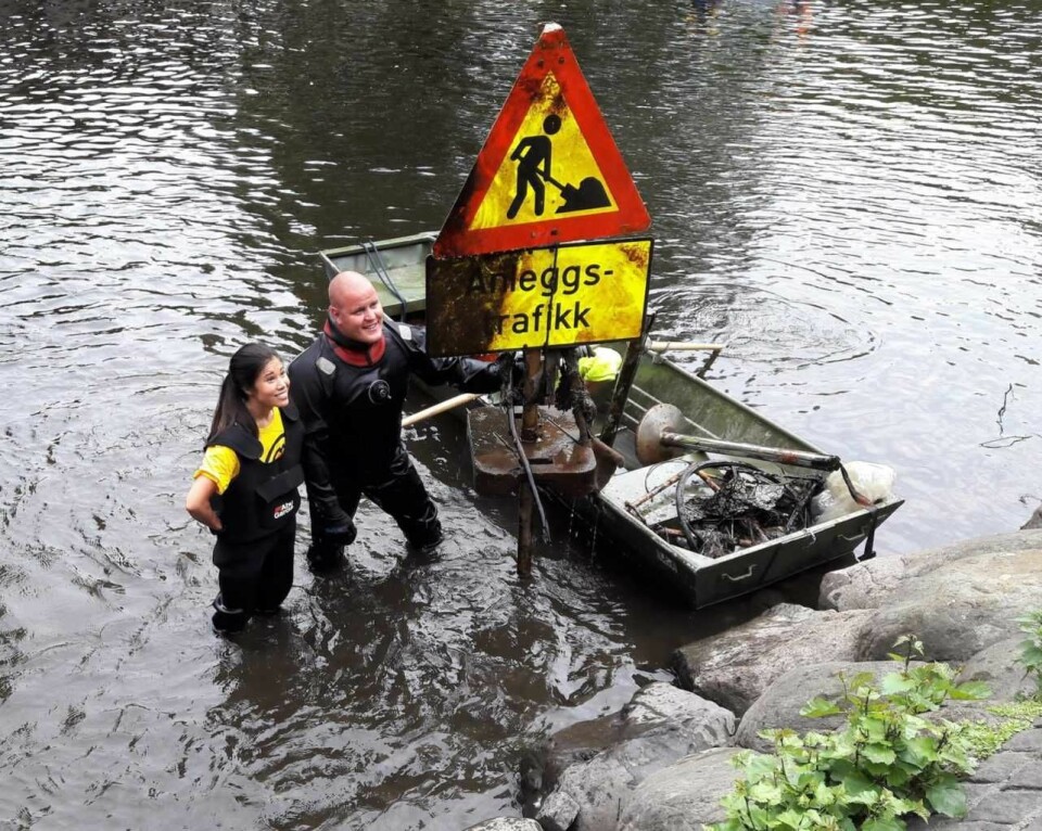 Byråd Lan Maria Berg og dykker Martin Johannessen mener at det ikke var noe i veien med skiltingen under vann. Foto: Anders Høilund