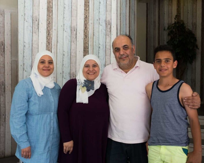 En syrisk familie: Tante og kjøkkenassistent Nifin Nasif, mor og kokk Nour Nasif, far Mohammed Aldwiri og mellomste sønn av tre, Sami Aldwiri. Foto: Stig Helmer En syrisk familie: Tante og kjøkkenassistent Nifin Nasif, mor og kokk Nour Nasif, far Mohammed Aldwiri og mellomste sønn av tre, Sami Aldwiri. Foto: Stig Helmer