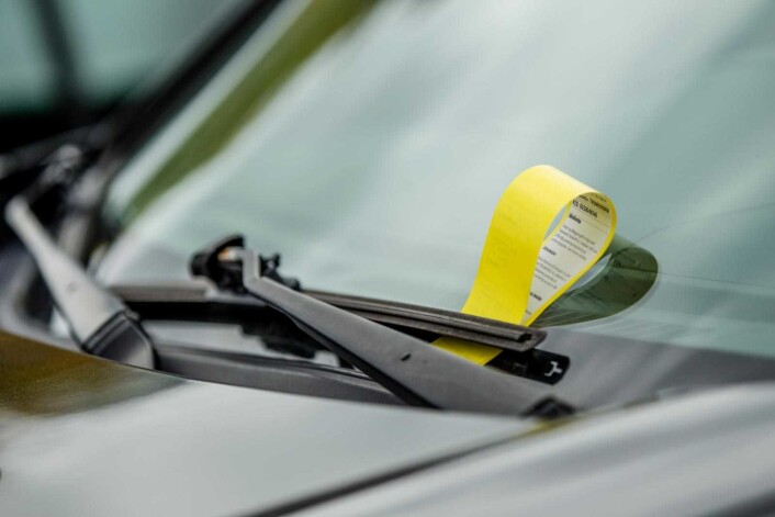 Nå blir bilder av feilparkerte biler geotagget slik at både tidspunkt og geografisk posisjon er helt nøyaktig. Foto: Morten Lauveng Jørgensen Nå blir bilder av feilparkerte biler geotagget slik at både tidspunkt og geografisk posisjon er helt nøyaktig. Foto: Morten Lauveng Jørgensen