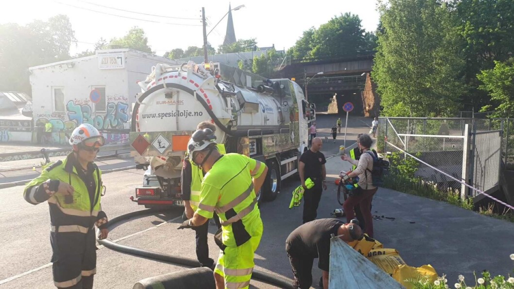 Tankbiler prøver nå å suge opp mest mulig olje. Foto: Christian Boger Tankbiler prøver nå å suge opp mest mulig olje. Foto: Christian Boger