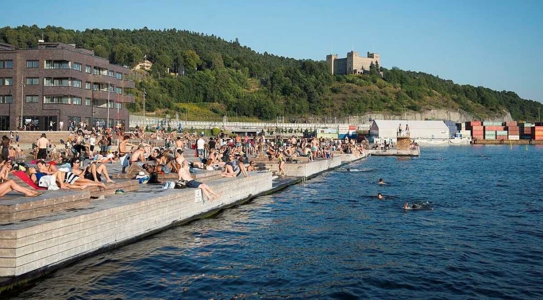 Sjøbadet på Sørenga vil fortsatt være stengt etter gårsdagens utslipp av fyringsolje i Alnaelva og havnebassenget. Foto: Katrine Lunke / Wikimedia Commons Sjøbadet på Sørenga vil fortsatt være stengt etter gårsdagens utslipp av fyringsolje i Alnaelva og havnebassenget. Foto: Katrine Lunke / Wikimedia Commons