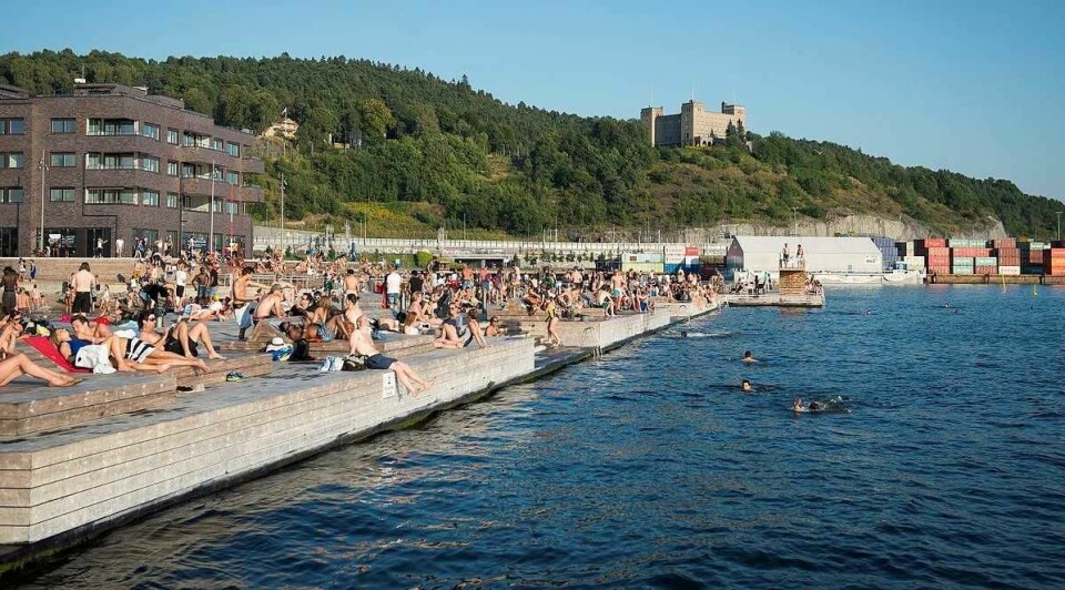 Sjøbadet på Sørenga vil fortsatt være stengt etter gårsdagens utslipp av fyringsolje i Alnaelva og havnebassenget. Foto: Katrine Lunke / Wikimedia Commons