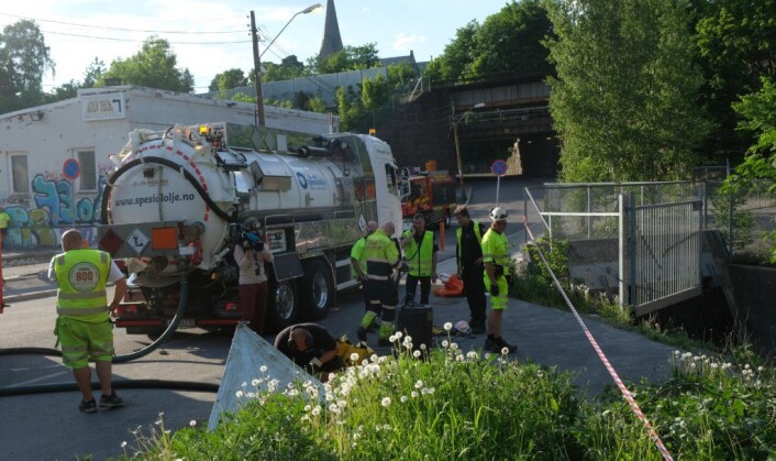 Oslo brannn- og redningsetat og private i ferd med å forsøke å suge opp oljesølet fra Alnaelva onsdag ettermiddag. Foto: Christian Boger Oslo brannn- og redningsetat og private i ferd med å forsøke å suge opp oljesølet fra Alnaelva onsdag ettermiddag. Foto: Christian Boger
