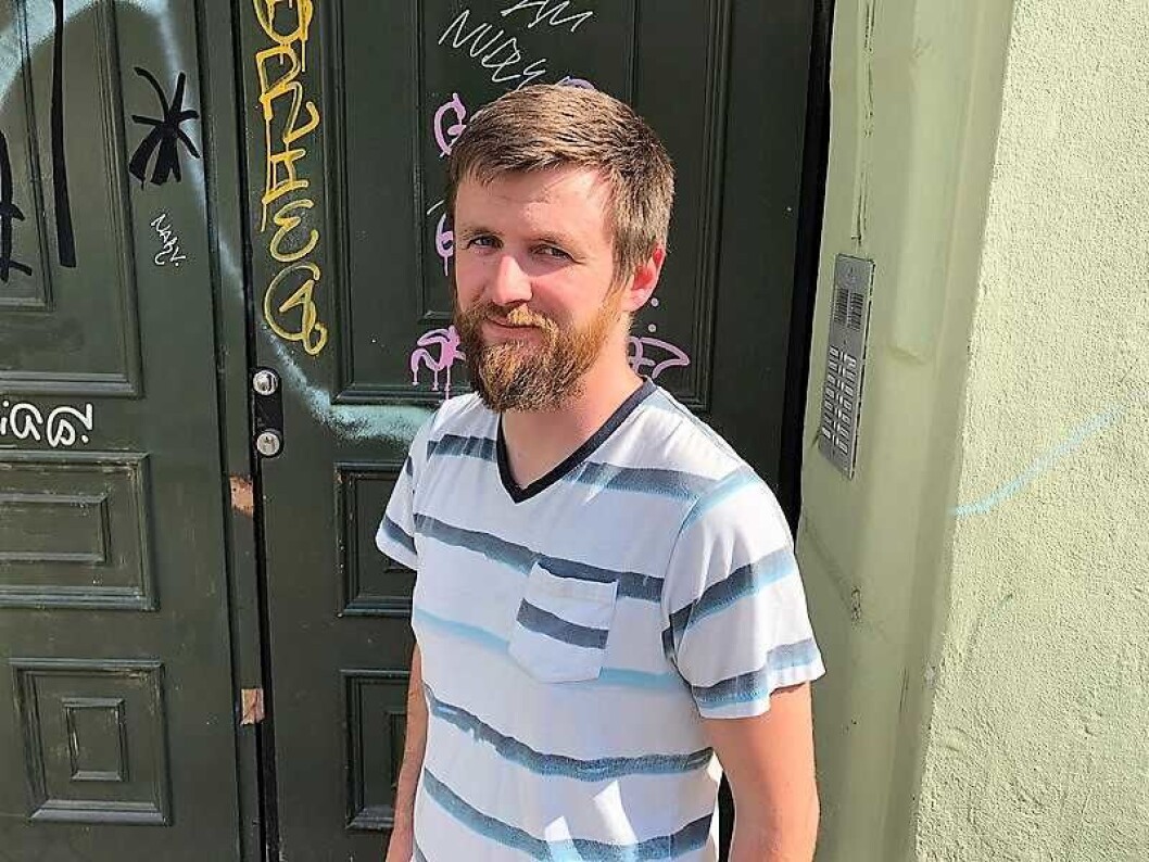 Vaktmester og beboer i Steenstrups gate 23, Lars Petter Johnsen, er rimelig lei av å male over tagging på bygården. Foto: Stian Maurveg Vaktmester og beboer i Steenstrups gate 23, Lars Petter Johnsen, er rimelig lei av å male over tagging på bygården. Foto: Stian Maurveg