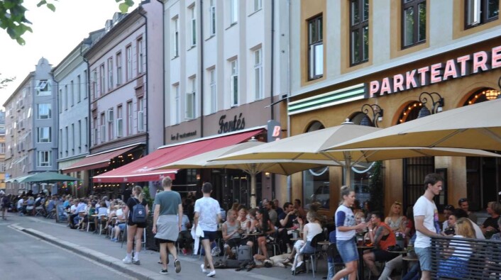 Det skal godt gjøres å finne et ledig bord ved utestedene på Olaf Ryes plass når sommervarmen treffer Grünerløkka. Foto: Arnsten Linstad Det skal godt gjøres å finne et ledig bord ved utestedene på Olaf Ryes plass når sommervarmen treffer Grünerløkka. Foto: Arnsten Linstad
