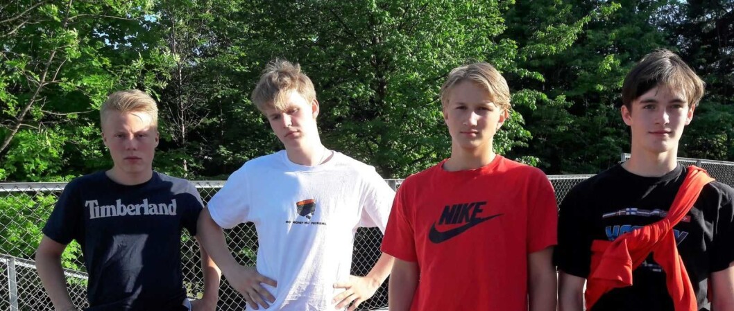 Tage Malmbeg, Fabian Røberg, Theo Steen og Tim Pettersen ble slått i bakken av vannet de drakk fra Alna ved Brynseng. Foto: Anders Høilund Tage Malmbeg, Fabian Røberg, Theo Steen og Tim Pettersen ble slått i bakken av vannet de drakk fra Alna ved Brynseng. Foto: Anders Høilund