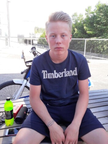 16-åringen Tage Malmberg er vanligvis en tøff hockeyspiller for Vålerengen. Etter å ha fått i seg vann fra Alnaelva, har han gått ned flere kilo, og energinivået er nesten lik null. Foto: Anders Høilund 16-åringen Tage Malmberg er vanligvis en tøff hockeyspiller for Vålerengen. Etter å ha fått i seg vann fra Alnaelva, har han gått ned flere kilo, og energinivået er nesten lik null. Foto: Anders Høilund