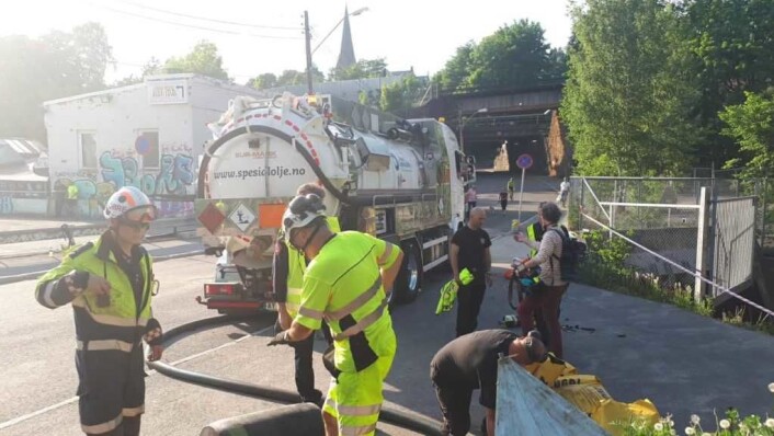 Tre dager etter at guttene ble syke av å drikke vann fra Alnaelva, lakk tusenvis av liter olje ut i elva. Foto: Christian Boger Tre dager etter at guttene ble syke av å drikke vann fra Alnaelva, lakk tusenvis av liter olje ut i elva. Foto: Christian Boger