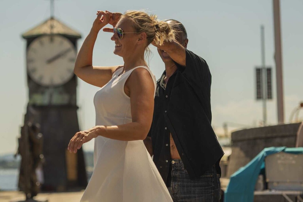 Bryggedans i sommerheten. Foran klokketårnet på Tingvallkaia ved Aker brygge kunne alle som var interessert lære seg swing, salsa, tanog og familiedans. Foto: Morten Lauveng Jørgensen Bryggedans i sommerheten. Foran klokketårnet på Tingvallkaia ved Aker brygge kunne alle som var interessert lære seg swing, salsa, tanog og familiedans. Foto: Morten Lauveng Jørgensen