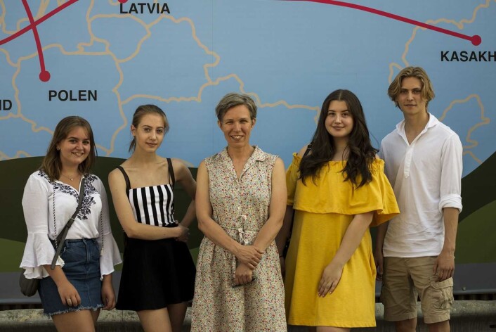 Oslos største kunstvegg på 160 kvadratmeter er laget av kunstneren Ebba Moi som flankeres av medhjelperne - elever ved Elvebakken videregående skole. Kunstveggen ser du på kornsiloen på Vippetangen. Foto: Morten Lauveng Jørgensen Oslos største kunstvegg på 160 kvadratmeter er laget av kunstneren Ebba Moi som flankeres av medhjelperne - elever ved Elvebakken videregående skole. Kunstveggen ser du på kornsiloen på Vippetangen. Foto: Morten Lauveng Jørgensen