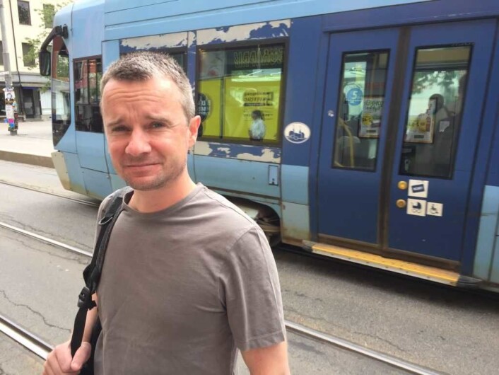 Per Ove Joakimsen peker på at stoppen på Schous plass er en svært populær trikkestopp. Foto: Vegard Velle Per Ove Joakimsen peker på at stoppen på Schous plass er en svært populær trikkestopp. Foto: Vegard Velle