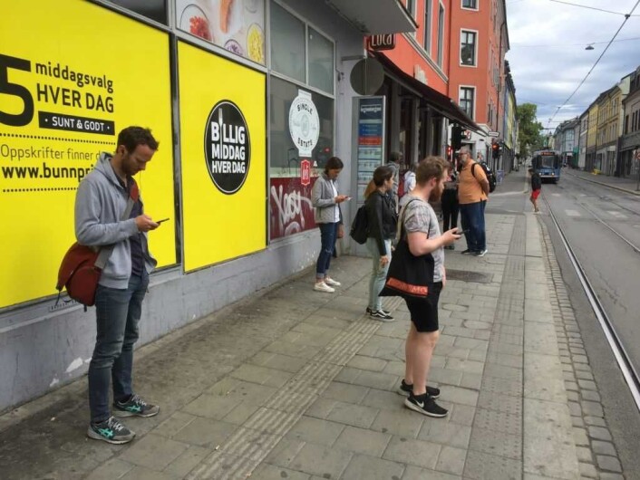På trikkestoppene ved Schous plass står det alltid mennesker og venter på neste trikk. Foto: Vegard Velle På trikkestoppene ved Schous plass står det alltid mennesker og venter på neste trikk. Foto: Vegard Velle