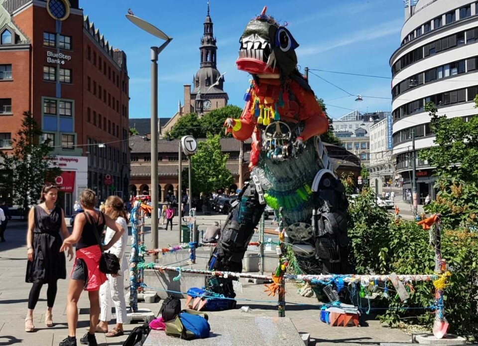 Plastozilla heter den nye skulpturen laget av avfall og plassert ved Jernbanetorget. Foto: Marie Peyre / Kulturetaten