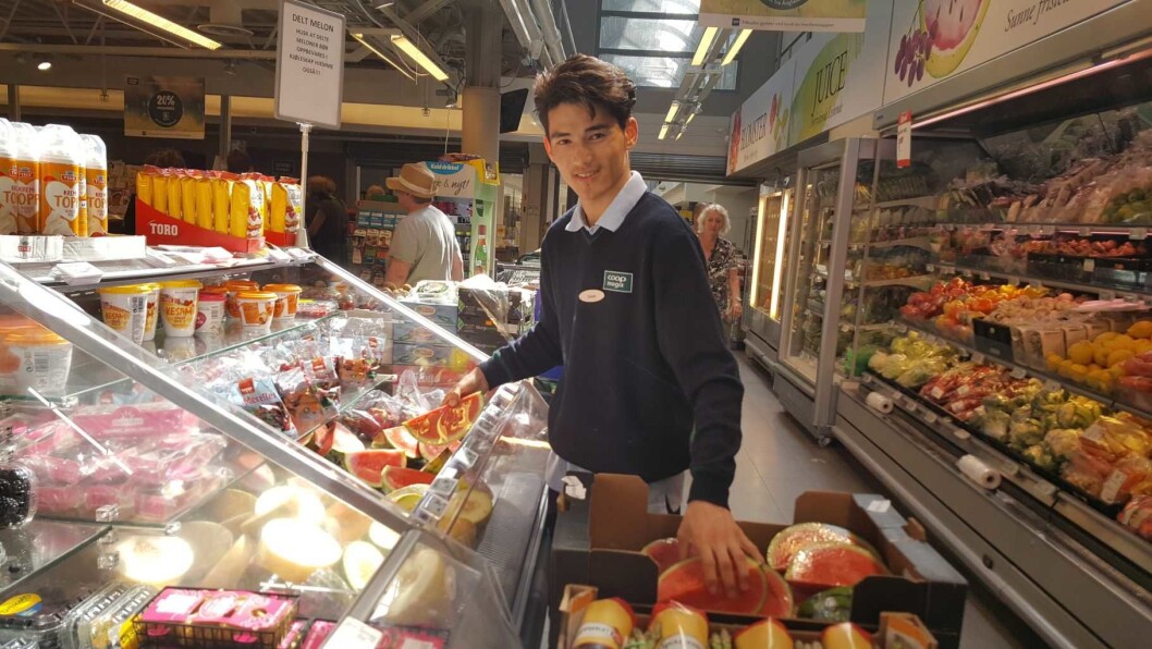 Daniel Alizhade (16) i fruktdisken på Coop Mega Sandaker. Her trives han best. Foto: Tarjei Kidd Olsen Daniel Alizhade (16) i fruktdisken på Coop Mega Sandaker. Her trives han best. Foto: Tarjei Kidd Olsen