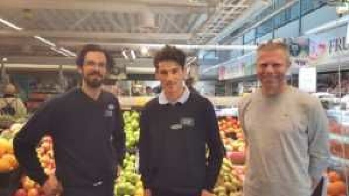 Butikksjef på Coop Mega Sandaker, Per Magne Kirkhus, Daniel Alizhade og prosjektmedarbeider i bydel St. Hanshaugen, Tor Einar Høystad. Foto: Tarjei Kidd Olsen Butikksjef på Coop Mega Sandaker, Per Magne Kirkhus, Daniel Alizhade og prosjektmedarbeider i bydel St. Hanshaugen, Tor Einar Høystad. Foto: Tarjei Kidd Olsen