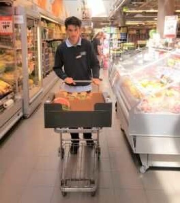 Daniel Alizhade frakter frukt til fruktdisken på Coop Mega Sandaker. Foto: Tarjei Kidd Olsen Daniel Alizhade frakter frukt til fruktdisken på Coop Mega Sandaker. Foto: Tarjei Kidd Olsen