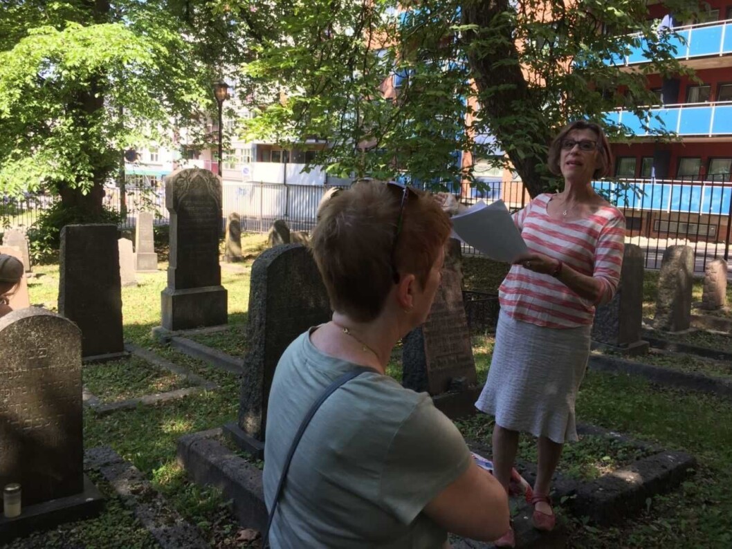 – Om man skal ha et jødisk liv, så er det essensielt å ha et eget jødisk gravsted, forteller Sidsel Levin, fra Jødisk museum. Her i Sofienbergparken. Foto: Kjersti Opstad – Om man skal ha et jødisk liv, så er det essensielt å ha et eget jødisk gravsted, forteller Sidsel Levin, fra Jødisk museum. Her i Sofienbergparken. Foto: Kjersti Opstad