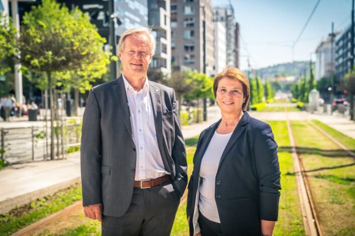 Ansvarlig for innkjøpsprosjektet har vært Marianne Vik. Her med sporveissjef Cato Hellesjø. Foto: Sporveien Ansvarlig for innkjøpsprosjektet har vært Marianne Vik. Her med sporveissjef Cato Hellesjø. Foto: Sporveien