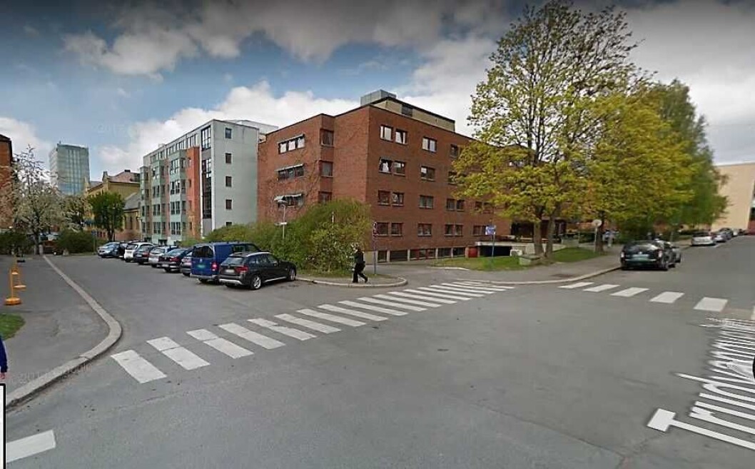 Her i Trudvangveien 36 på Majorstua har manglende skilting gjort feilparkerte biler til en Her i Trudvangveien 36 på Majorstua har manglende skilting gjort feilparkerte biler til en