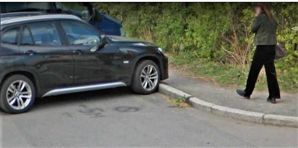 Lasse Pran malte selv opp parkering forbudt-skilt på bakken i Gardeveien. Da forsvant p-vaktene. Foto: Google Street View