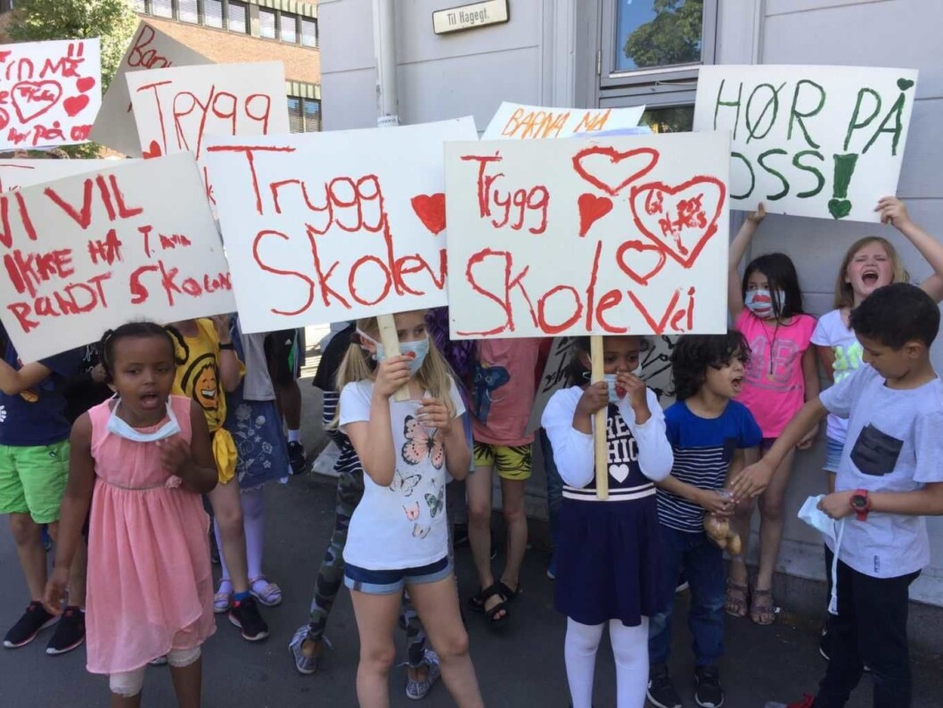«Hva vil vi ha? Hjertesone! Når vil vi ha det? Nå!», roper barna ved Tøyen skole. Foto: Vegard Velle «Hva vil vi ha? Hjertesone! Når vil vi ha det? Nå!», roper barna ved Tøyen skole. Foto: Vegard Velle