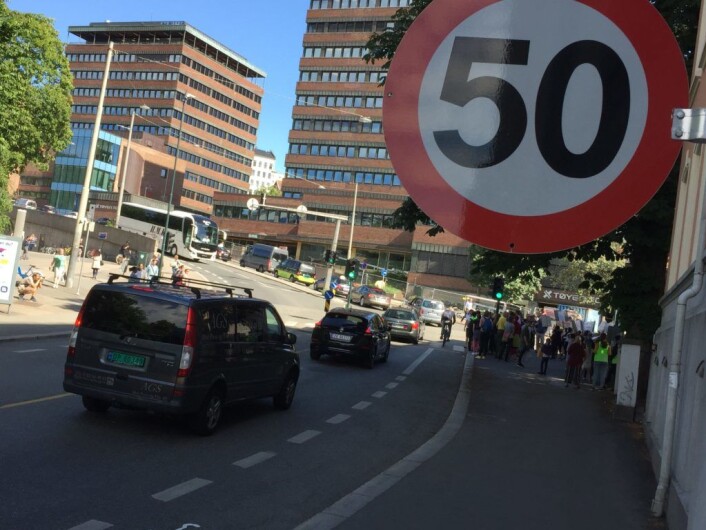 Fartsskiltet viser 50 på vei opp mot fotgjengerfeltet til skolen. På den andre siden viser skiltet 30. Foto: Vegard Velle Fartsskiltet viser 50 på vei opp mot fotgjengerfeltet til skolen. På den andre siden viser skiltet 30. Foto: Vegard Velle