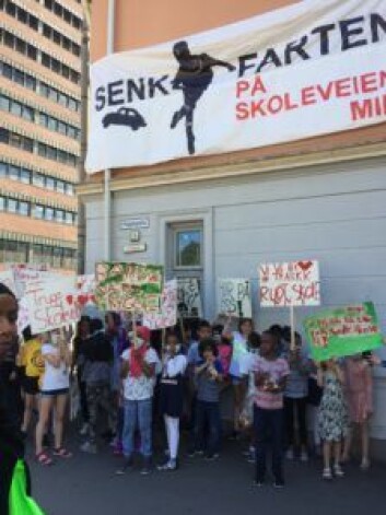 Barna hang opp banner, ropte slagord og bar håndplakater for å vise alvoret i situasjonen med skoleveien. Foto: Vegard Velle Barna hang opp banner, ropte slagord og bar håndplakater for å vise alvoret i situasjonen med skoleveien. Foto: Vegard Velle
