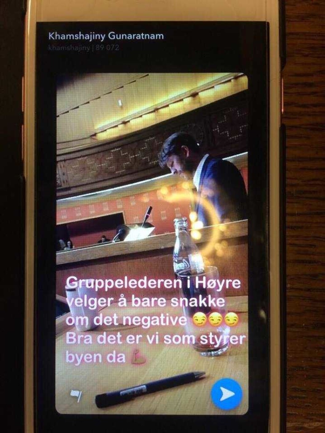 Varaordføreren i Oslo, Khamsy Gunaratnam (Ap), tar bilde og skriver teksten mens hun sitter ved møtelederbordet under bystyremøtet sist onsdag. Eirk Lae Solberg står på talerstolen en drøy meter unna. Foto: Privat Varaordføreren i Oslo, Khamsy Gunaratnam (Ap), tar bilde og skriver teksten mens hun sitter ved møtelederbordet under bystyremøtet sist onsdag. Eirk Lae Solberg står på talerstolen en drøy meter unna. Foto: Privat