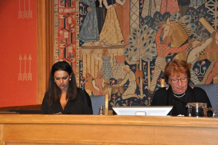 Ordføreren og varaordføreren i Oslo ved møtelederpodiet i bystyresalen. Rett til venstre for Khamsy Gunaratnam er talerstolen. Foto: Arnsten Linstad Ordføreren og varaordføreren i Oslo ved møtelederpodiet i bystyresalen. Rett til venstre for Khamsy Gunaratnam er talerstolen. Foto: Arnsten Linstad