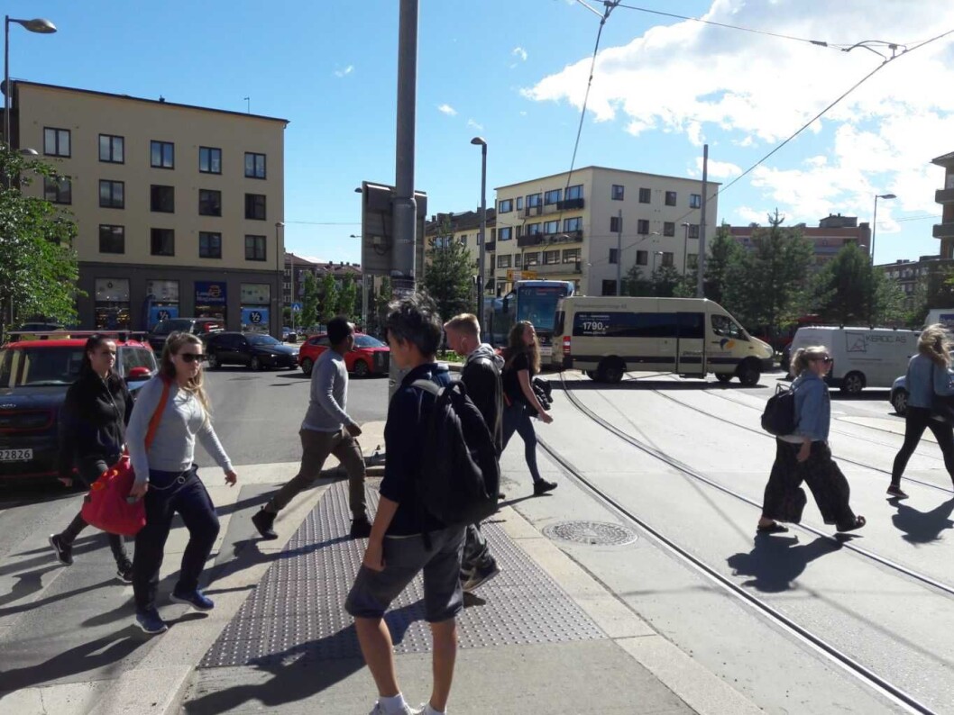 Carl Berners plass er et kollektivknutepunkt i Oslo, men kan plassen bli noe mer enn et sted som folk ønsker å komme seg videre fra? Foto: Anders Høilund Carl Berners plass er et kollektivknutepunkt i Oslo, men kan plassen bli noe mer enn et sted som folk ønsker å komme seg videre fra? Foto: Anders Høilund