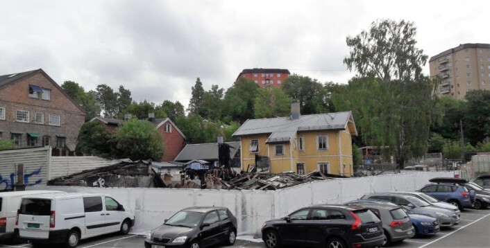 Branntomta i Hasleveien er endelig forsvarlig inngjerdet. Hva som nå kommer på tomta, vet naboene ingenting om. Foto: Anders Høilund Branntomta i Hasleveien er endelig forsvarlig inngjerdet. Hva som nå kommer på tomta, vet naboene ingenting om. Foto: Anders Høilund