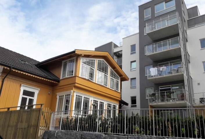 � Dette vitner om dårlig planlegging, sier Per Gunnar Dahl. Trehuset i Hammerfestgata er fredet, men har fått en stor og nærgående nabo. Foto: Anders Høilind � Dette vitner om dårlig planlegging, sier Per Gunnar Dahl. Trehuset i Hammerfestgata er fredet, men har fått en stor og nærgående nabo. Foto: Anders Høilind