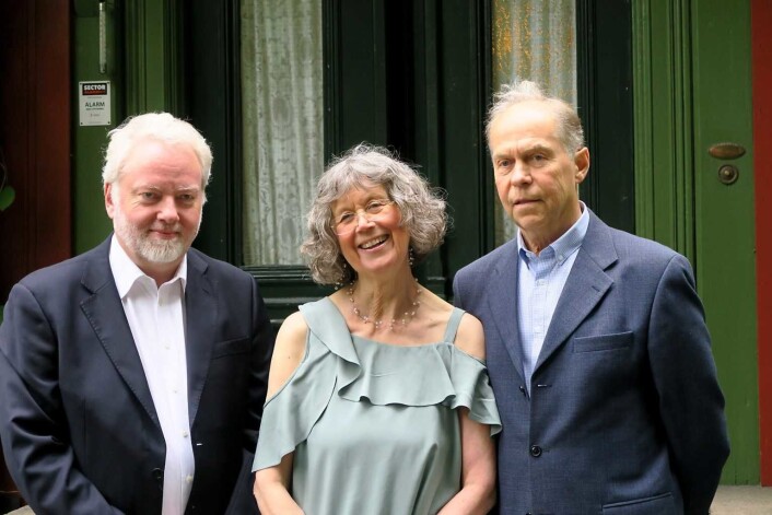 Riksantikvar Jørn Holme (t.v), med Vibeke Sæther, Lalla Carlsens barnebarn, og hennes mann, Gunnar Sæther. Foto: Karen Thommesen, Riksantikvaren Riksantikvar Jørn Holme (t.v), med Vibeke Sæther, Lalla Carlsens barnebarn, og hennes mann, Gunnar Sæther. Foto: Karen Thommesen, Riksantikvaren