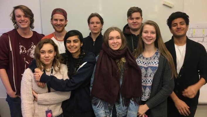 Minoriteens er filmet av elever fra Elvebakken videregående skole i Oslo. Bak fra venstre: Julian Bach, Sondre Masvie, Tobias Bakke, Ulfur Kjalar Eyjolfsson Sunny Sharma. Foran fra venstre: Carmen Saltnes Lopez, Maria Afzal, Marte Hilleren Hagen og Emma Arneberg. Ikke til stede: Olav Evang og Esmeralda Kristina Varmo Andresen.<br />Foto: NRK Minoriteens er filmet av elever fra Elvebakken videregående skole i Oslo. Bak fra venstre: Julian Bach, Sondre Masvie, Tobias Bakke, Ulfur Kjalar Eyjolfsson Sunny Sharma. Foran fra venstre: Carmen Saltnes Lopez, Maria Afzal, Marte Hilleren Hagen og Emma Arneberg. Ikke til stede: Olav Evang og Esmeralda Kristina Varmo Andresen.<br />Foto: NRK