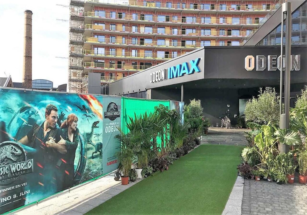 Odeon Storo har kun fått servere alkohol i en bar. Nå kan publikum i også ta med vinglasset inn i kinosalene tilknyttet lounge- og barområdet. Foto: Odeon kino Odeon Storo har kun fått servere alkohol i en bar. Nå kan publikum i også ta med vinglasset inn i kinosalene tilknyttet lounge- og barområdet. Foto: Odeon kino