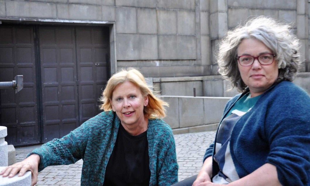 � Funksjonshemmede bedes gå kjøkkenveien, sier Magnhild Sørbotten (t.h) og Camilla Wilhelmsen utenfor rådhusets garasjedør. Foto: Arnsten Linstad � Funksjonshemmede bedes gå kjøkkenveien, sier Magnhild Sørbotten (t.h) og Camilla Wilhelmsen utenfor rådhusets garasjedør. Foto: Arnsten Linstad