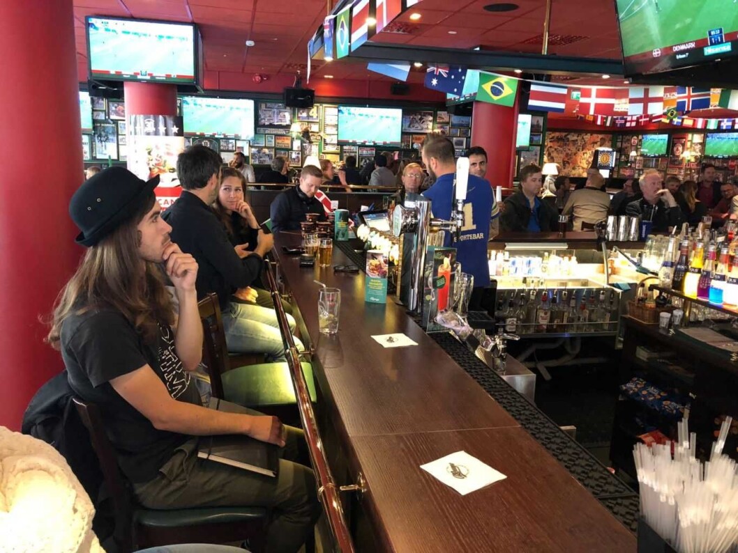 Inne på puben O’Learys i Møllergata kan gjestene velge mellom en rekke VM-skjermer. Foto: Stian Maurveg Inne på puben O’Learys i Møllergata kan gjestene velge mellom en rekke VM-skjermer. Foto: Stian Maurveg