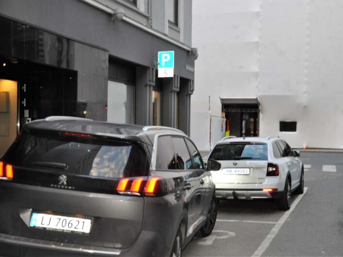 Et annet problem for funksjonshemmede er at andre bilister blåser i reglene. Den nærmeste bilen har ikke tillatelse til å stå på handikapp-parkering. I tillegg sperrer bilisten deler av fortauet. Foto: Arnsten Linstad Et annet problem for funksjonshemmede er at andre bilister blåser i reglene. Den nærmeste bilen har ikke tillatelse til å stå på handikapp-parkering. I tillegg sperrer bilisten deler av fortauet. Foto: Arnsten Linstad