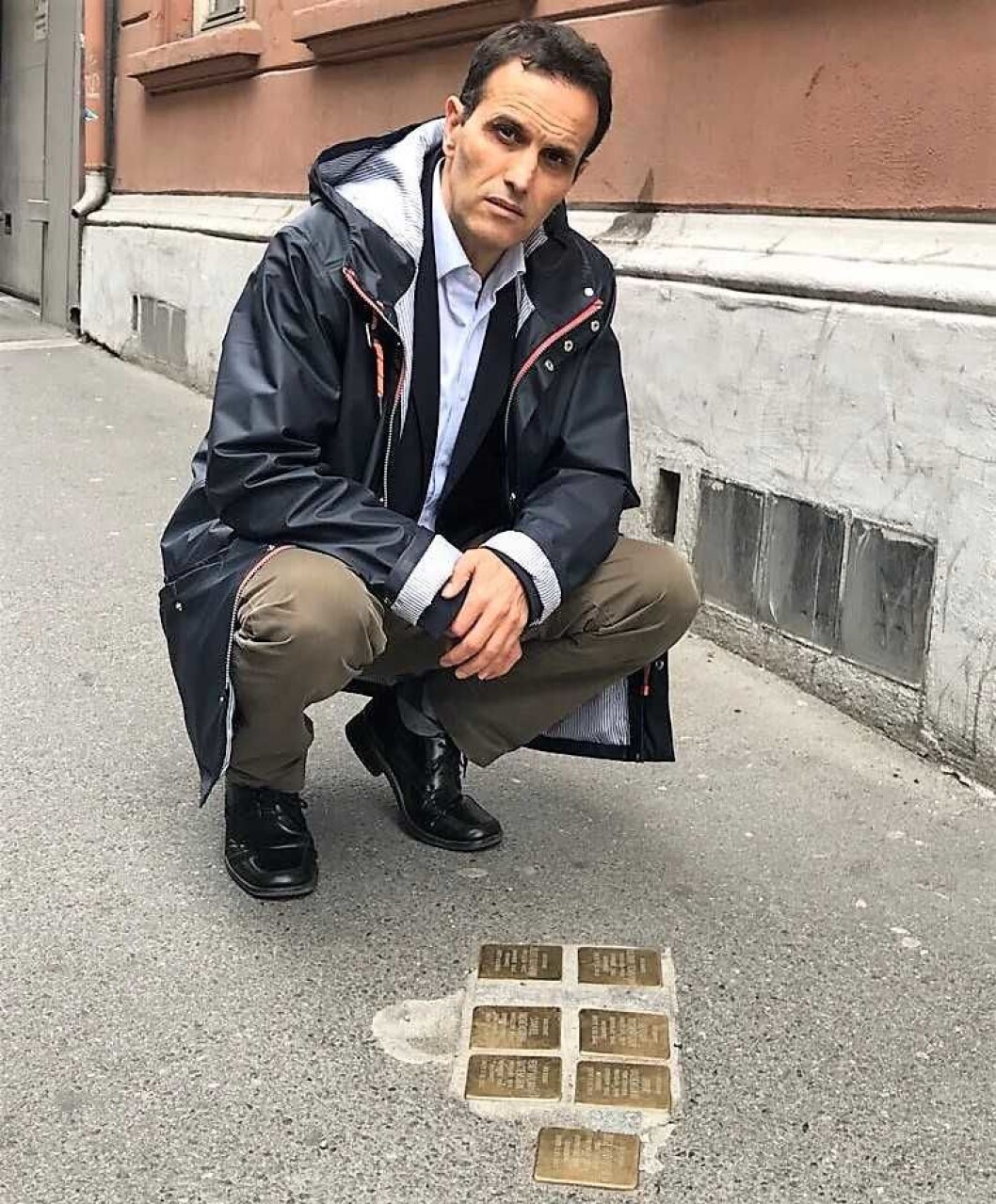 Høyres bystyremedlem Yassine Arakia ved de jødiske snublesteinene i Calmeyers gate i Oslo. Foto: Privat Høyres bystyremedlem Yassine Arakia ved de jødiske snublesteinene i Calmeyers gate i Oslo. Foto: Privat
