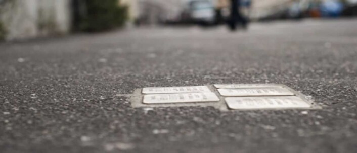 Prosjektet med å lage minneplaketter felt ned i gater og brostein startet i Tyskland i 1993. Nå er kunstneren Gunter Demnigs prosjekt blitt til 60.000 steiner i 20 europeiske land. Foto: Snublestein.no Prosjektet med å lage minneplaketter felt ned i gater og brostein startet i Tyskland i 1993. Nå er kunstneren Gunter Demnigs prosjekt blitt til 60.000 steiner i 20 europeiske land. Foto: Snublestein.no