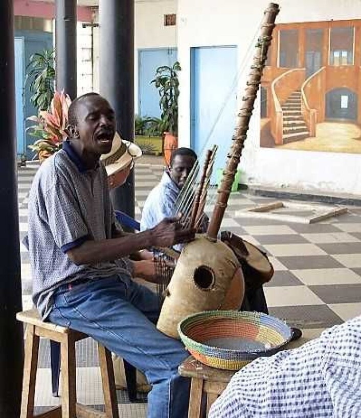Tradisjonell koraspiller i Dakar, Senegal. Mye av kulturen er bevart gjennom fortellingene og sangene til "griots", tradisjonsbærerne. Koramusikken har hatt og spiller fremdeles en sentral rolle i bevaring av kultur og identitet. Foto: Wikipedia Tradisjonell koraspiller i Dakar, Senegal. Mye av kulturen er bevart gjennom fortellingene og sangene til "griots", tradisjonsbærerne. Koramusikken har hatt og spiller fremdeles en sentral rolle i bevaring av kultur og identitet. Foto: Wikipedia