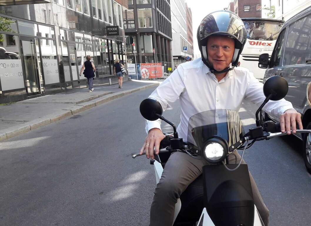 Byrådsleder Raymond Johansen gjør seg klar til en ekstra runde rundt kvartalet med elscooteren. Neste år skal du også kunne kjøre elscooter. Og elsykkel. Og kanskje elsparkesykkel. På deling. Foto: Anders Høilund Byrådsleder Raymond Johansen gjør seg klar til en ekstra runde rundt kvartalet med elscooteren. Neste år skal du også kunne kjøre elscooter. Og elsykkel. Og kanskje elsparkesykkel. På deling. Foto: Anders Høilund