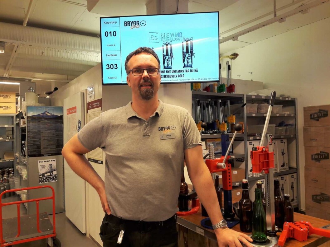 Hos Jørgen Jansson, daglig leder i Bryggselv på Hasle kan du finne det du trenger for å brygge ditt eget juleøl. Foto: Anders Høilund Hos Jørgen Jansson, daglig leder i Bryggselv på Hasle kan du finne det du trenger for å brygge ditt eget juleøl. Foto: Anders Høilund