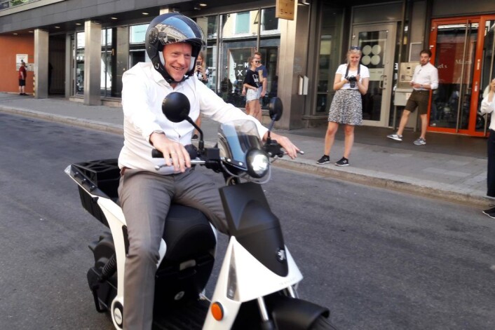 Raymond Johansen tok seg en ekstra runde rundt kvartalet på elscooteren. Den minnet ham om både det å kjøre snøscooter, og gamle dagers Vespa, sa han etterpå. Foto: Anders Høilund Raymond Johansen tok seg en ekstra runde rundt kvartalet på elscooteren. Den minnet ham om både det å kjøre snøscooter, og gamle dagers Vespa, sa han etterpå. Foto: Anders Høilund
