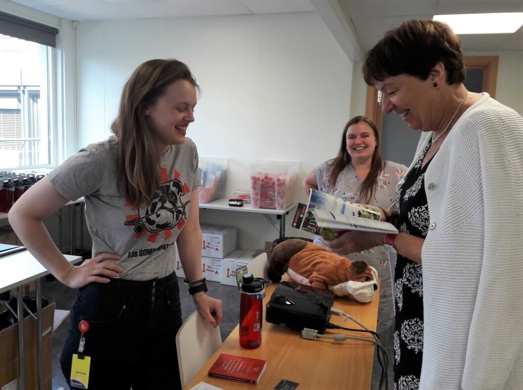 � Er det mulig for meg å få et bedre stillingsvern som ordfører, spøker ordfører Marianne Borgen. Til latter fra Julia Sofie Rosseland Hansen og Charlott Pedersen. Foto: Anders Høilund � Er det mulig for meg å få et bedre stillingsvern som ordfører, spøker ordfører Marianne Borgen. Til latter fra Julia Sofie Rosseland Hansen og Charlott Pedersen. Foto: Anders Høilund